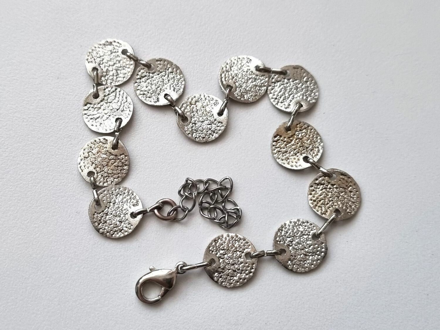 Silvrigt armband med runda brickor