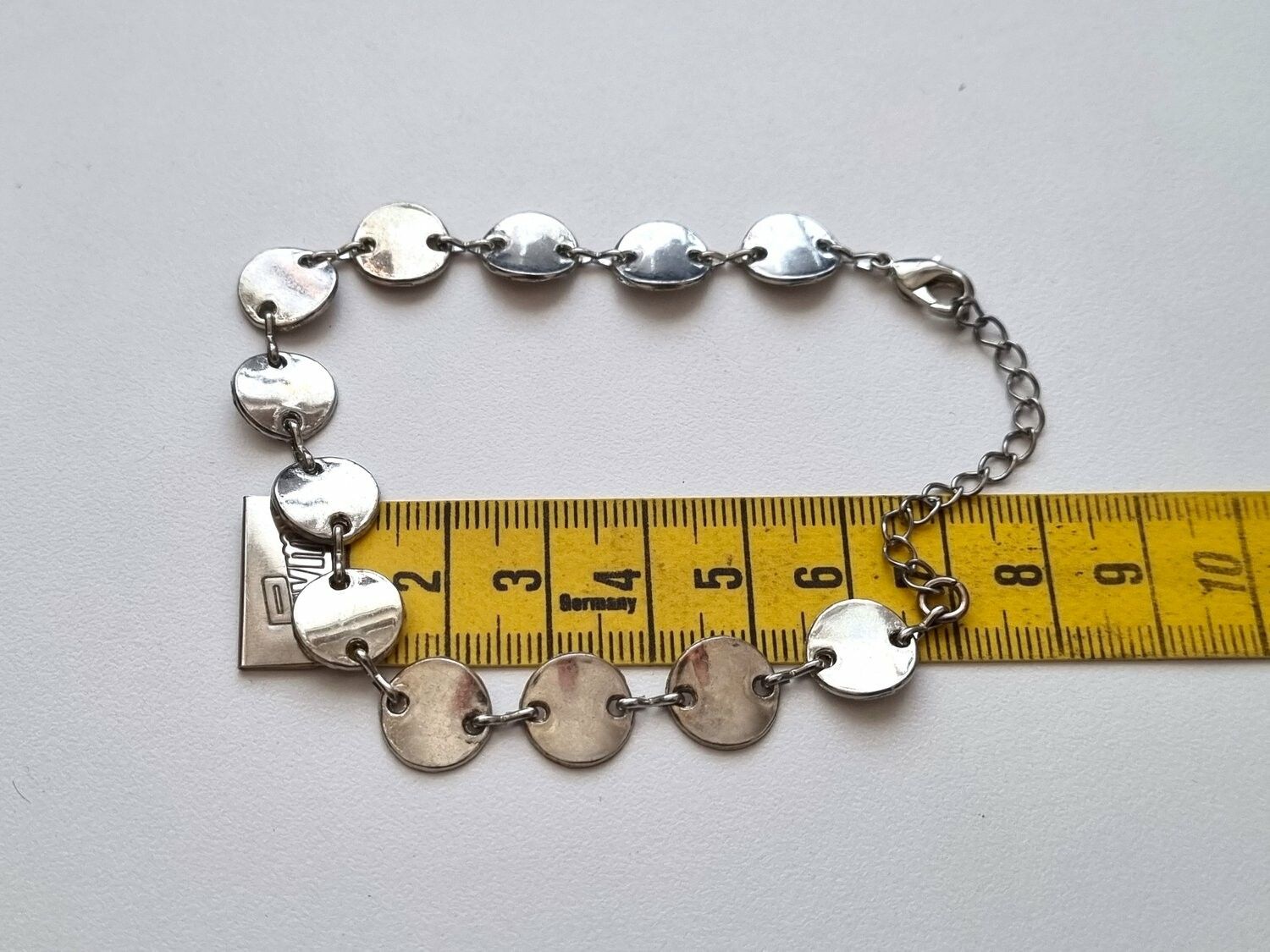 Silvrigt armband med runda brickor
