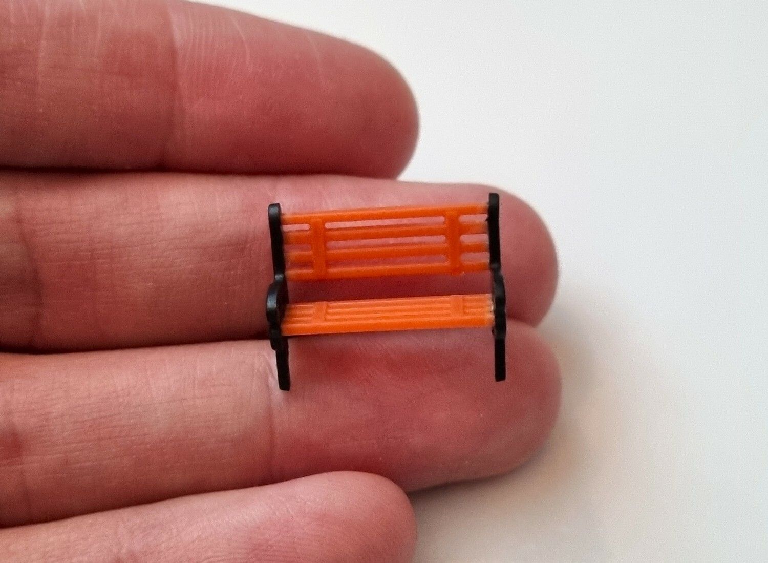 1 st bänk, minibänk miniatyr (2,5 x 1,6 cm)