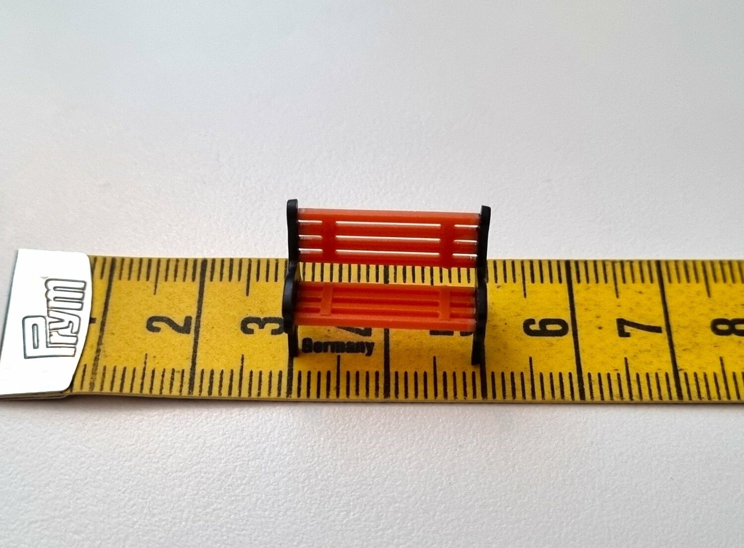 1 st bänk, minibänk miniatyr (2,5 x 1,6 cm)