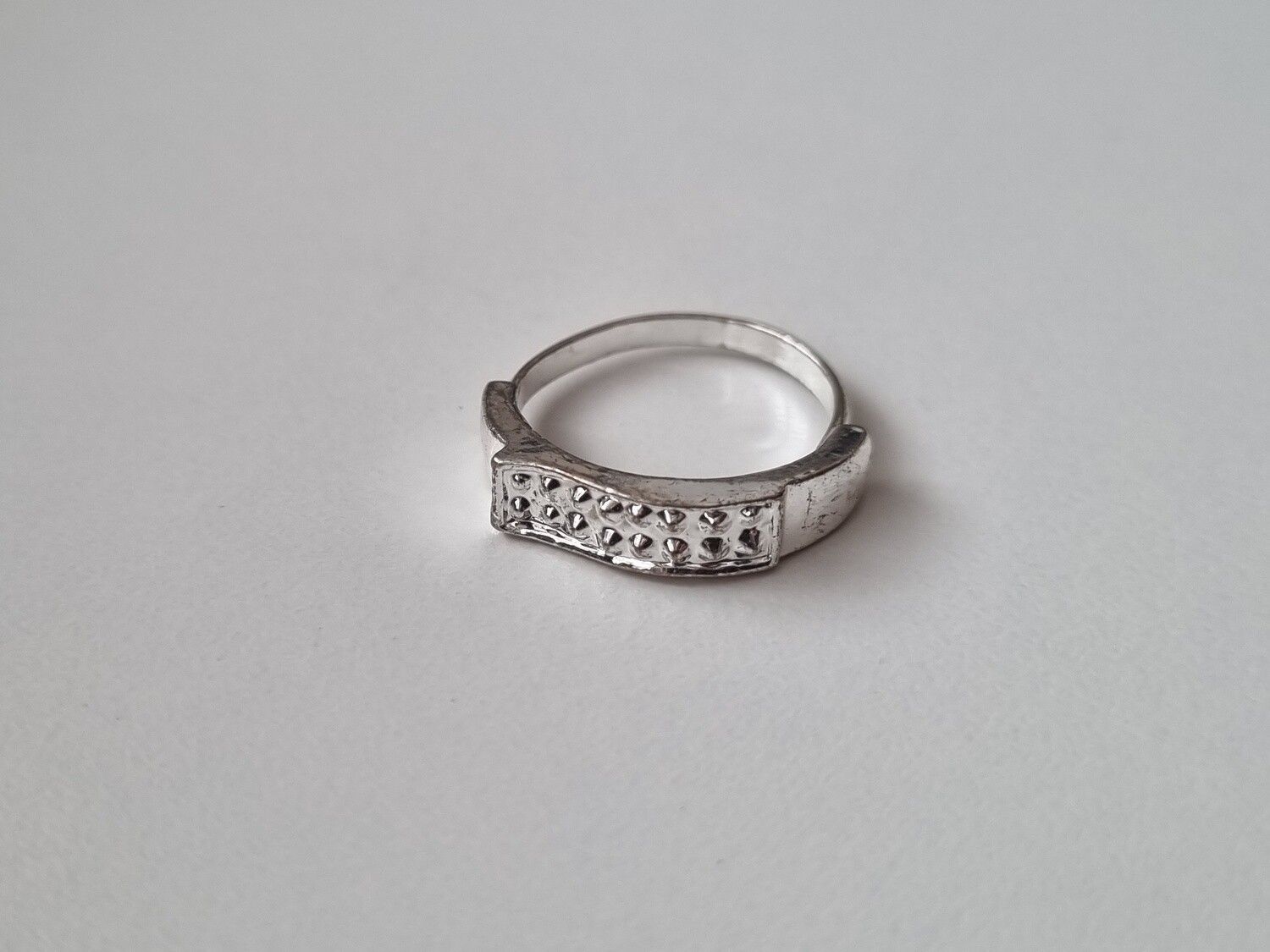 Silverfärgad ring
