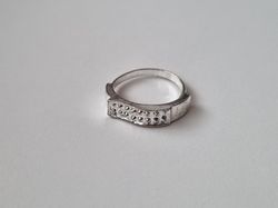 Silverfärgad ring
