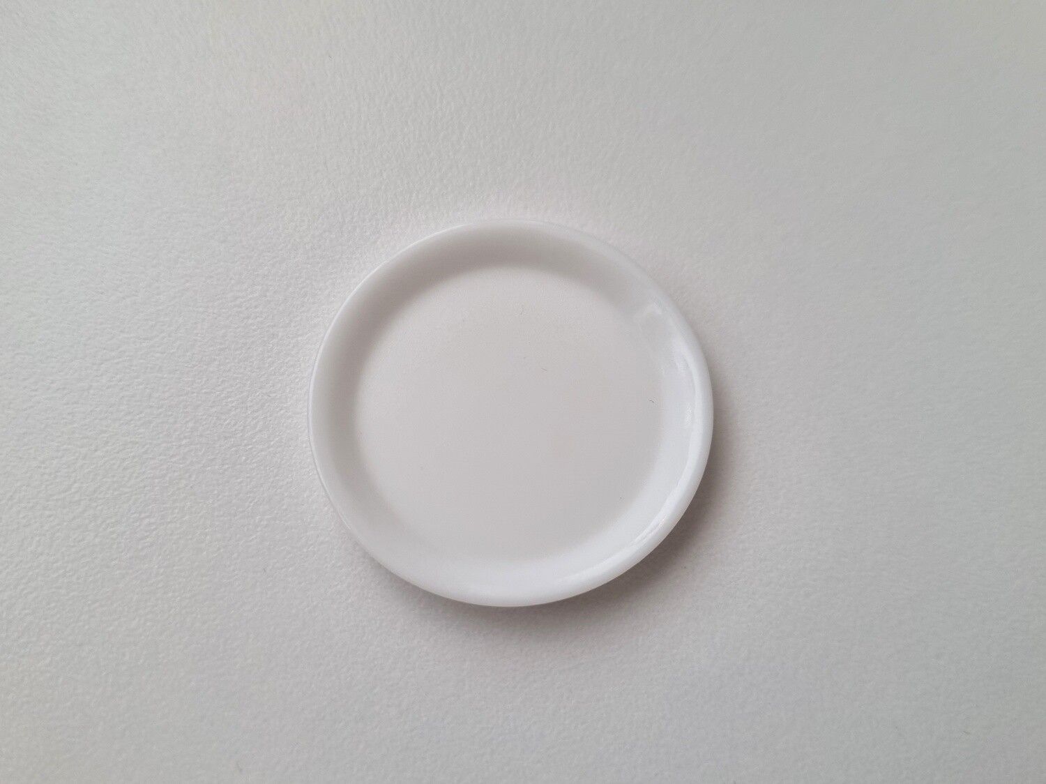 1 st fat / tallrik. Miniatyr för dockskåp, tittskåp (vit)