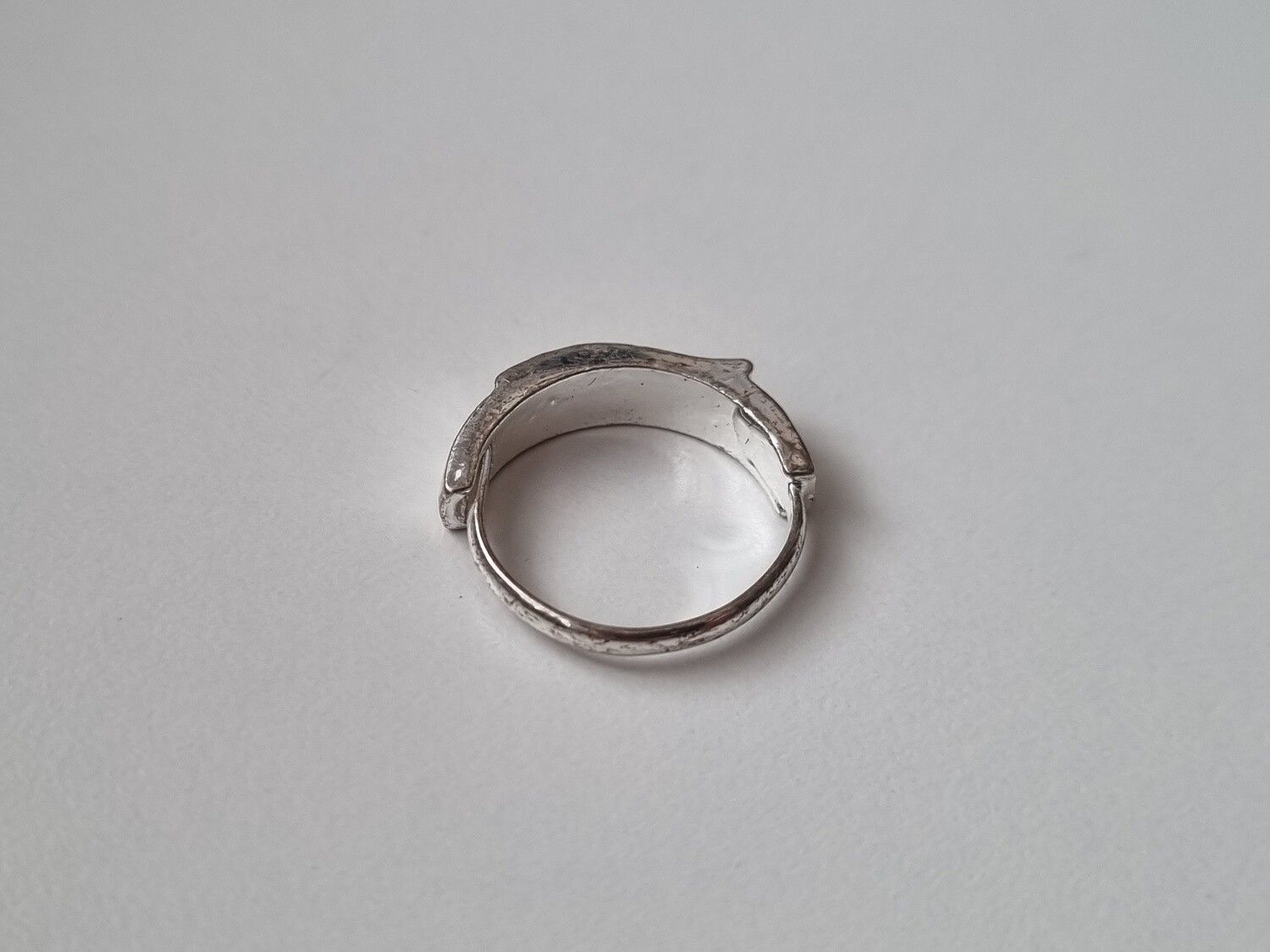Silverfärgad ring