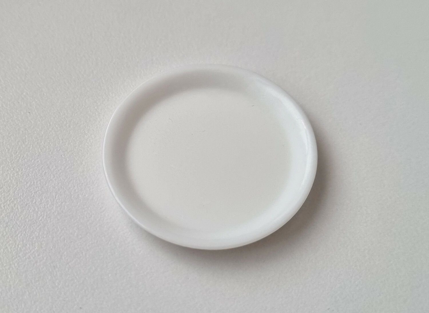 1 st fat / tallrik. Miniatyr för dockskåp, tittskåp (vit)