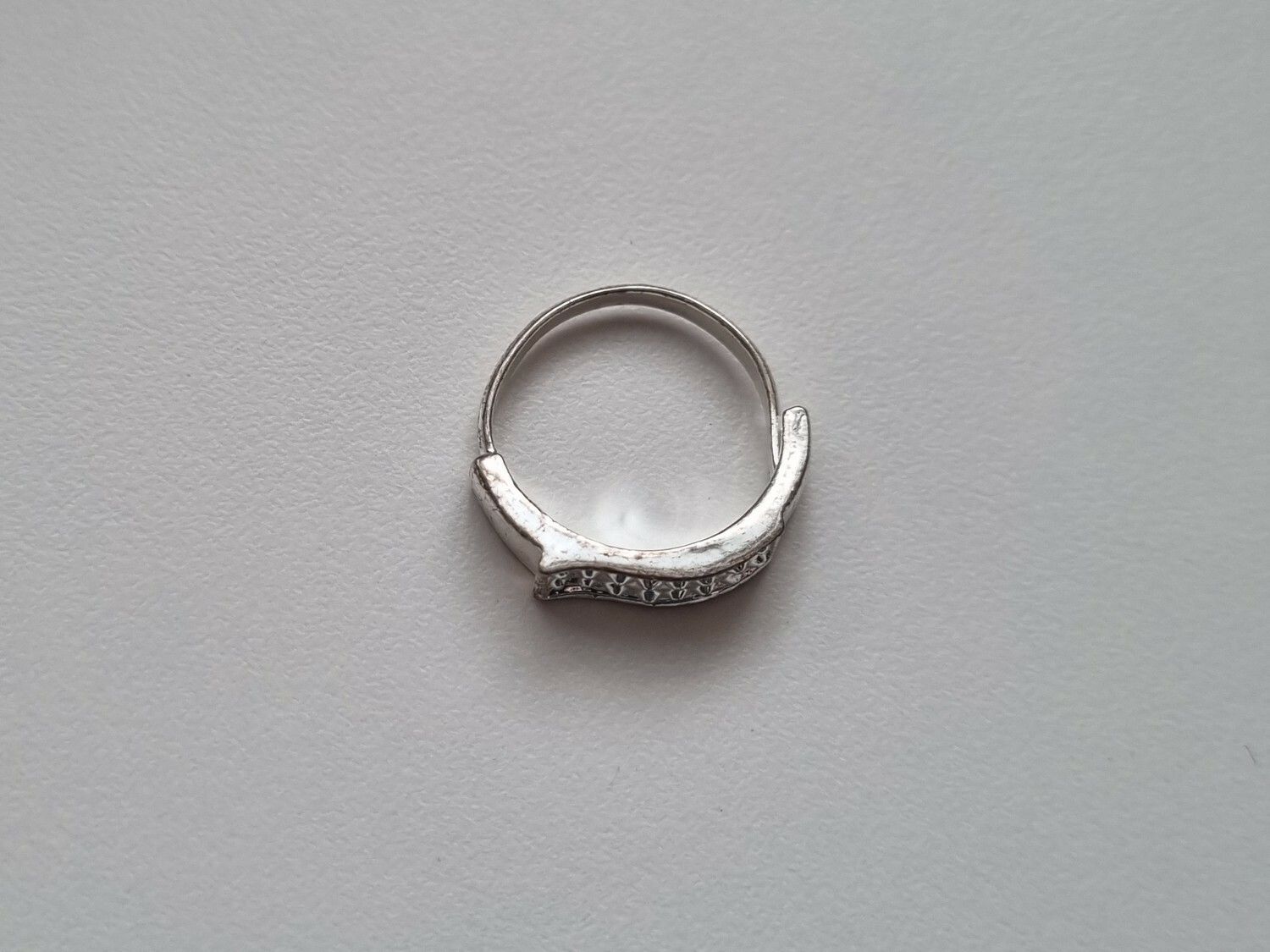Silverfärgad ring