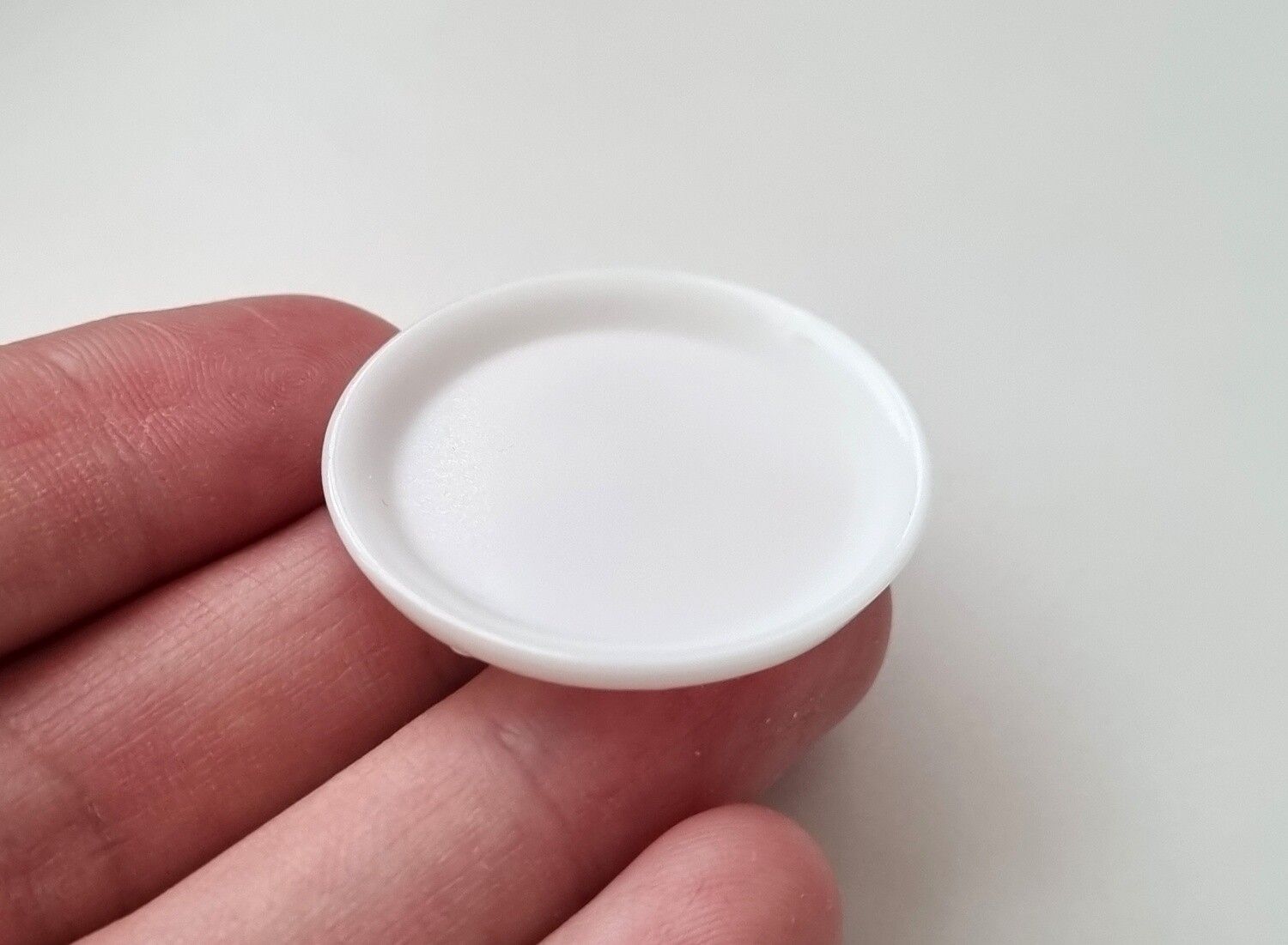1 st fat / tallrik. Miniatyr för dockskåp, tittskåp (vit)