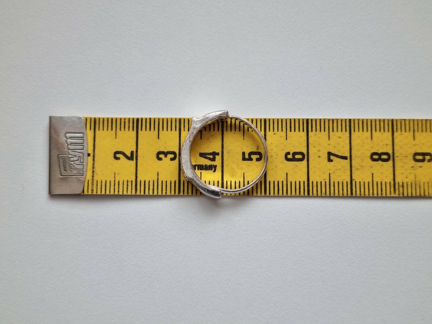 Silverfärgad ring