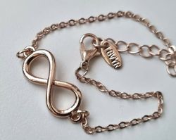 Simpelt litet armband med oändlighetstecknet