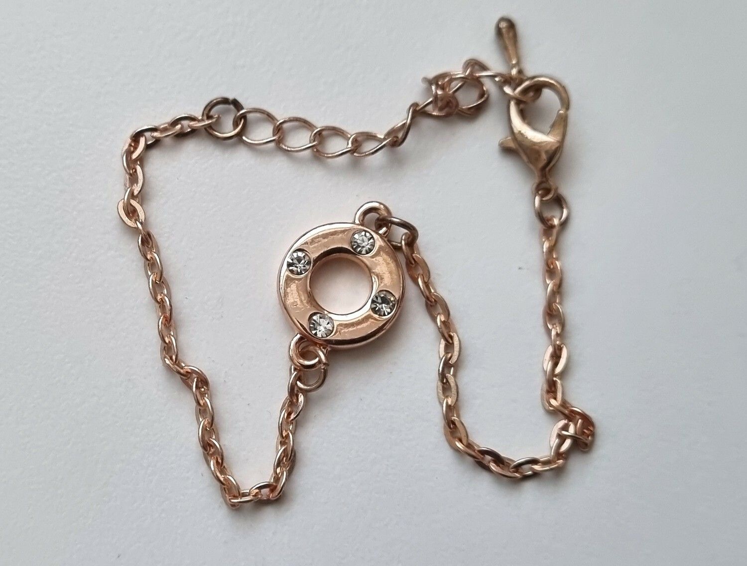 Roseguldfärgat armband med rund berlock