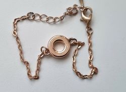 Roseguldfärgat armband med rund berlock