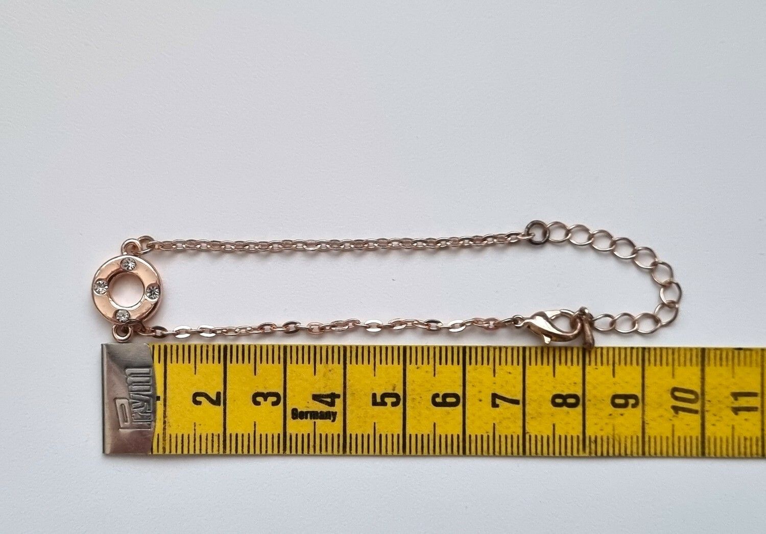 Roseguldfärgat armband med rund berlock