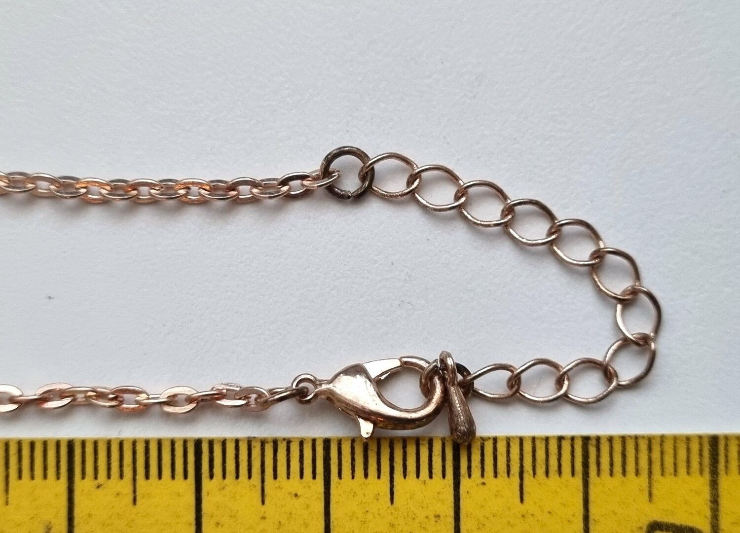 Roseguldfärgat armband med rund berlock