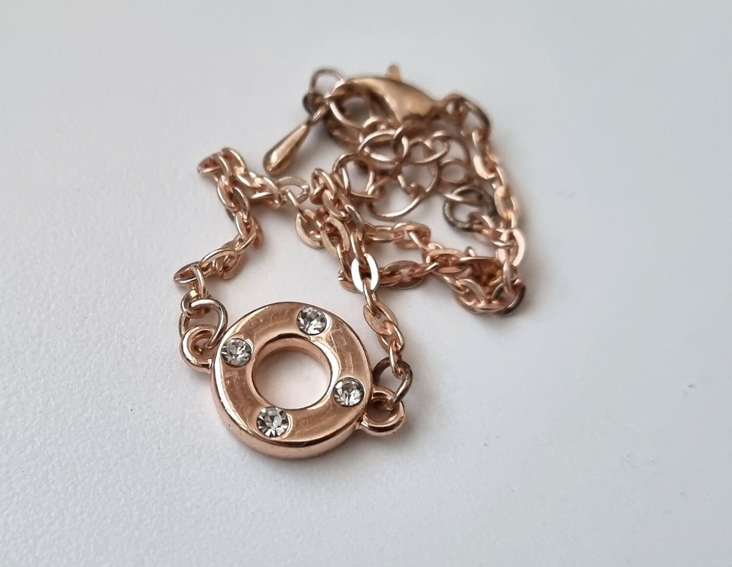 Roseguldfärgat armband med rund berlock