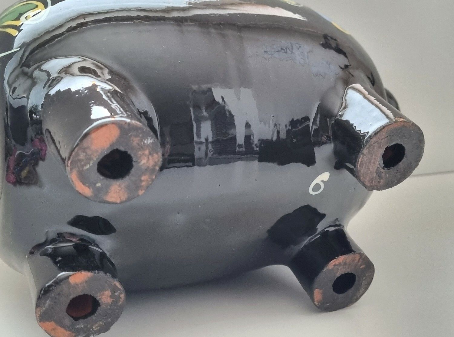 Sparbössa, handmålad svart gris (989 gram)