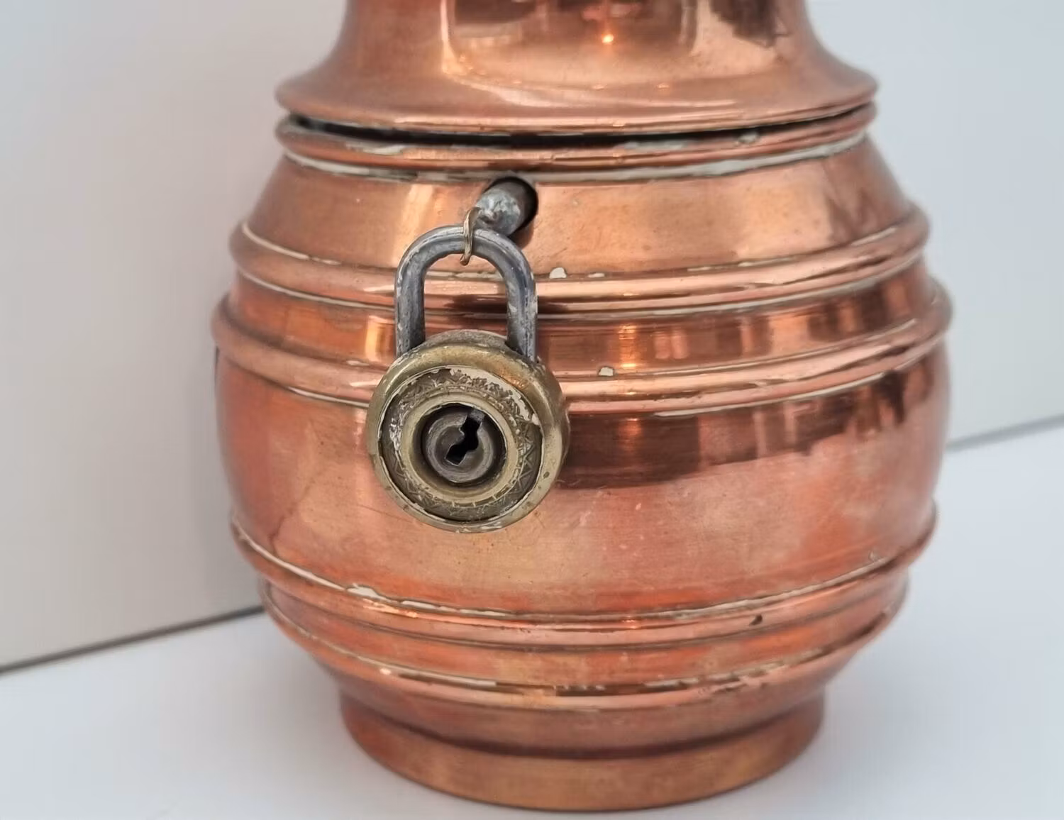 Sparbössa / spargris i koppar, med lock och hänglås (10 cm hög)