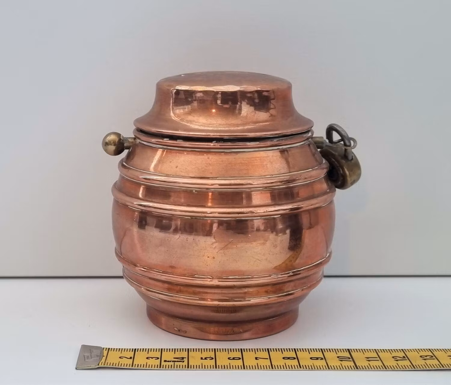 Sparbössa / spargris i koppar, med lock och hänglås (10 cm hög)