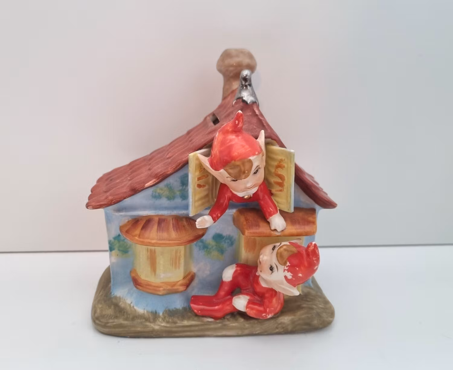 Sparbössa med tomtenissar (406 gram)