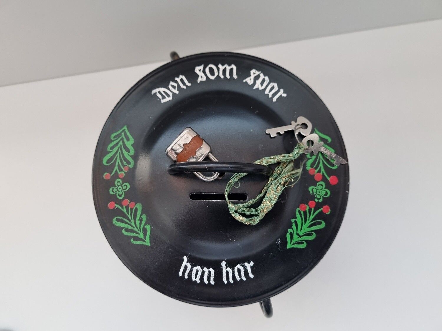 Sparbössa i metall - Den som spar han har