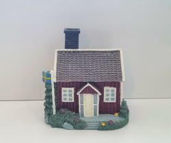 Spargris i form av ett svenskt miniatyrhus / minihus (hus nr 196)
