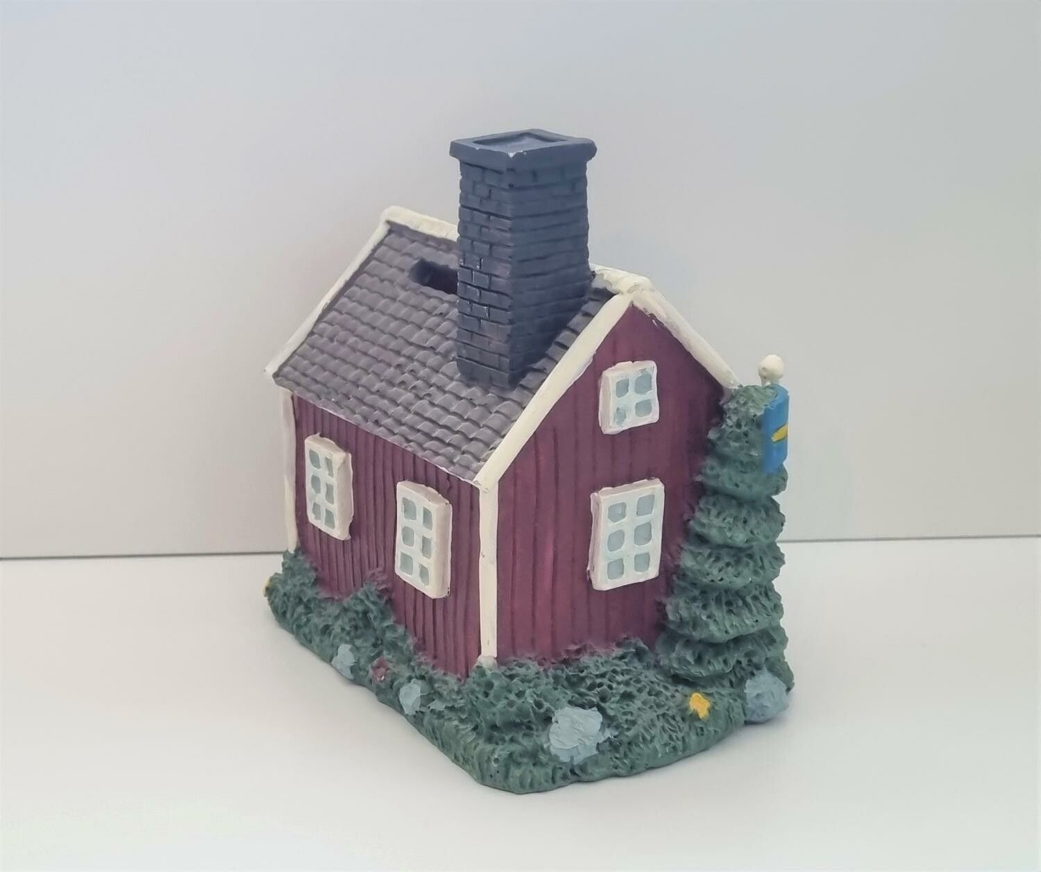 Spargris i form av ett svenskt miniatyrhus / minihus (hus nr 196)