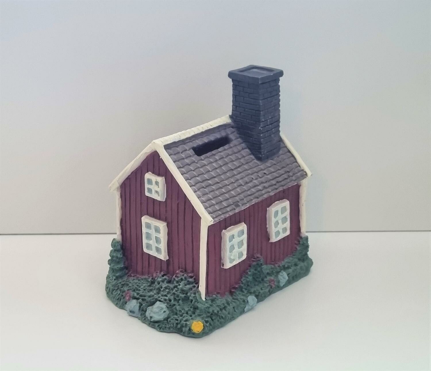 Spargris i form av ett svenskt miniatyrhus / minihus (hus nr 196)