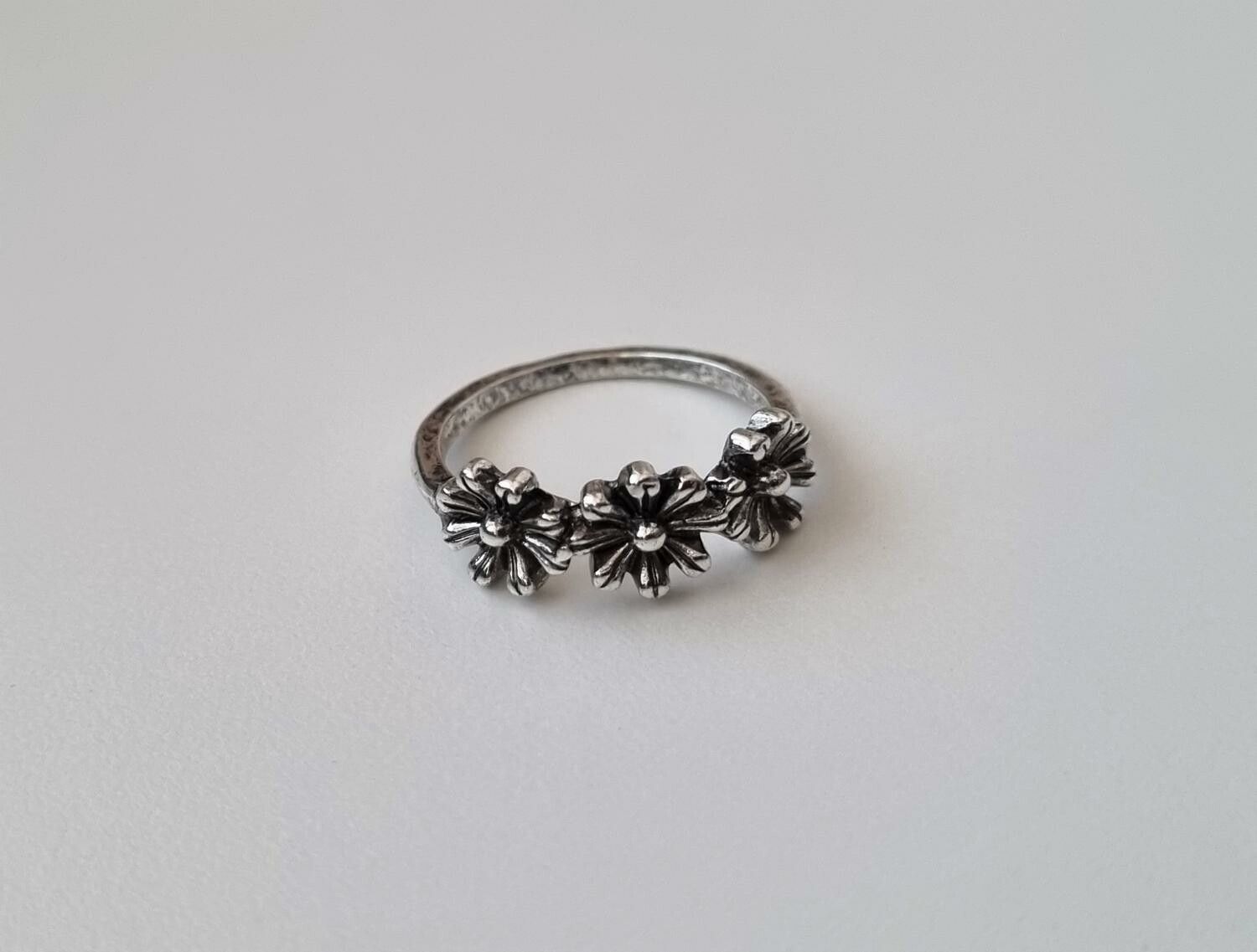 Antiksilverfärgad ring - Blommor (17,8 mm innermått, vikt 2,3 gram)