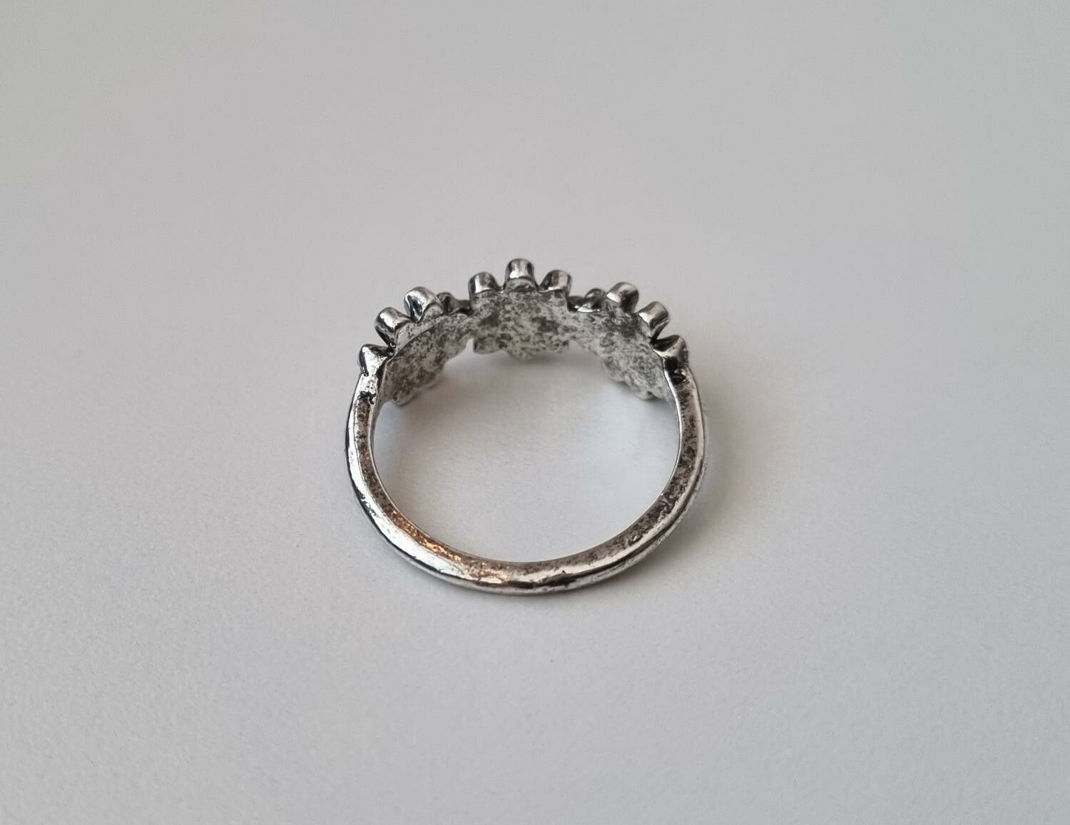 Antiksilverfärgad ring - Blommor (17,8 mm innermått, vikt 2,3 gram)