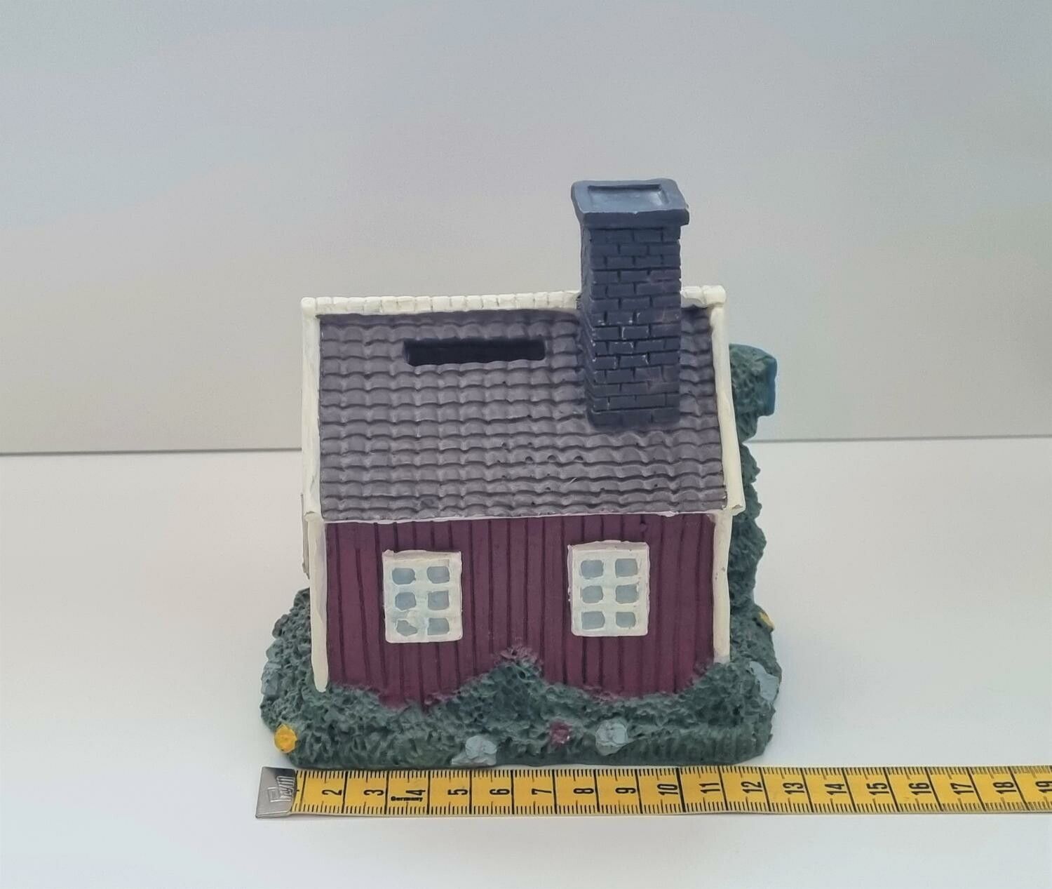 Spargris i form av ett svenskt miniatyrhus / minihus (hus nr 196)