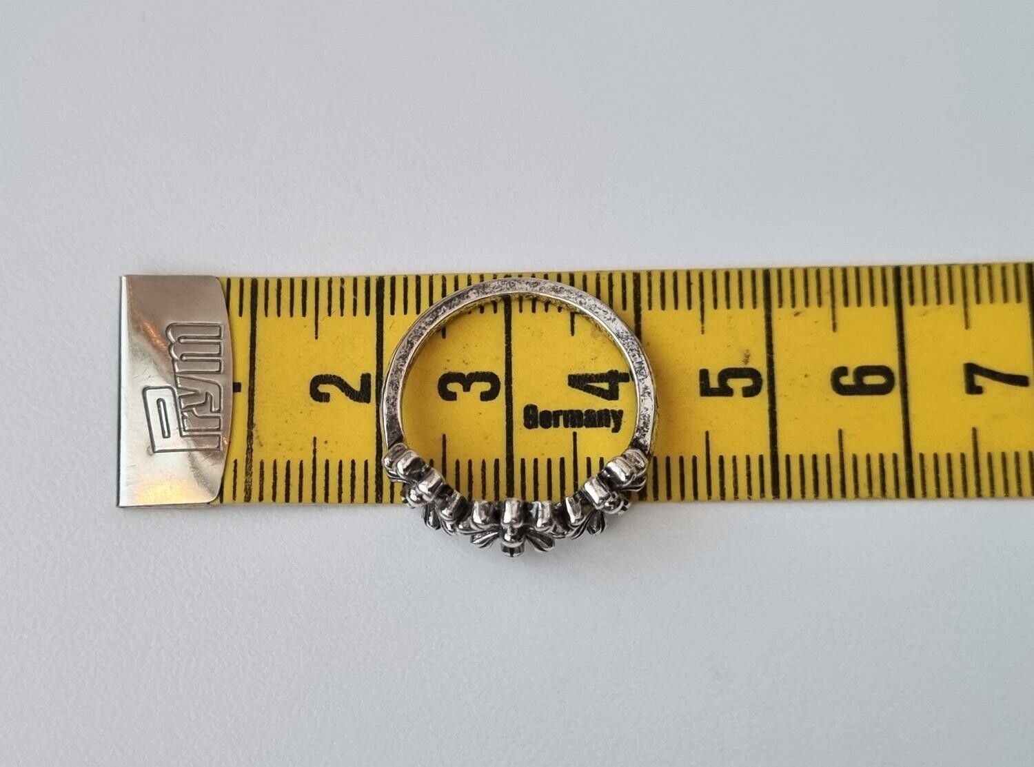 Antiksilverfärgad ring - Blommor (17,8 mm innermått, vikt 2,3 gram)