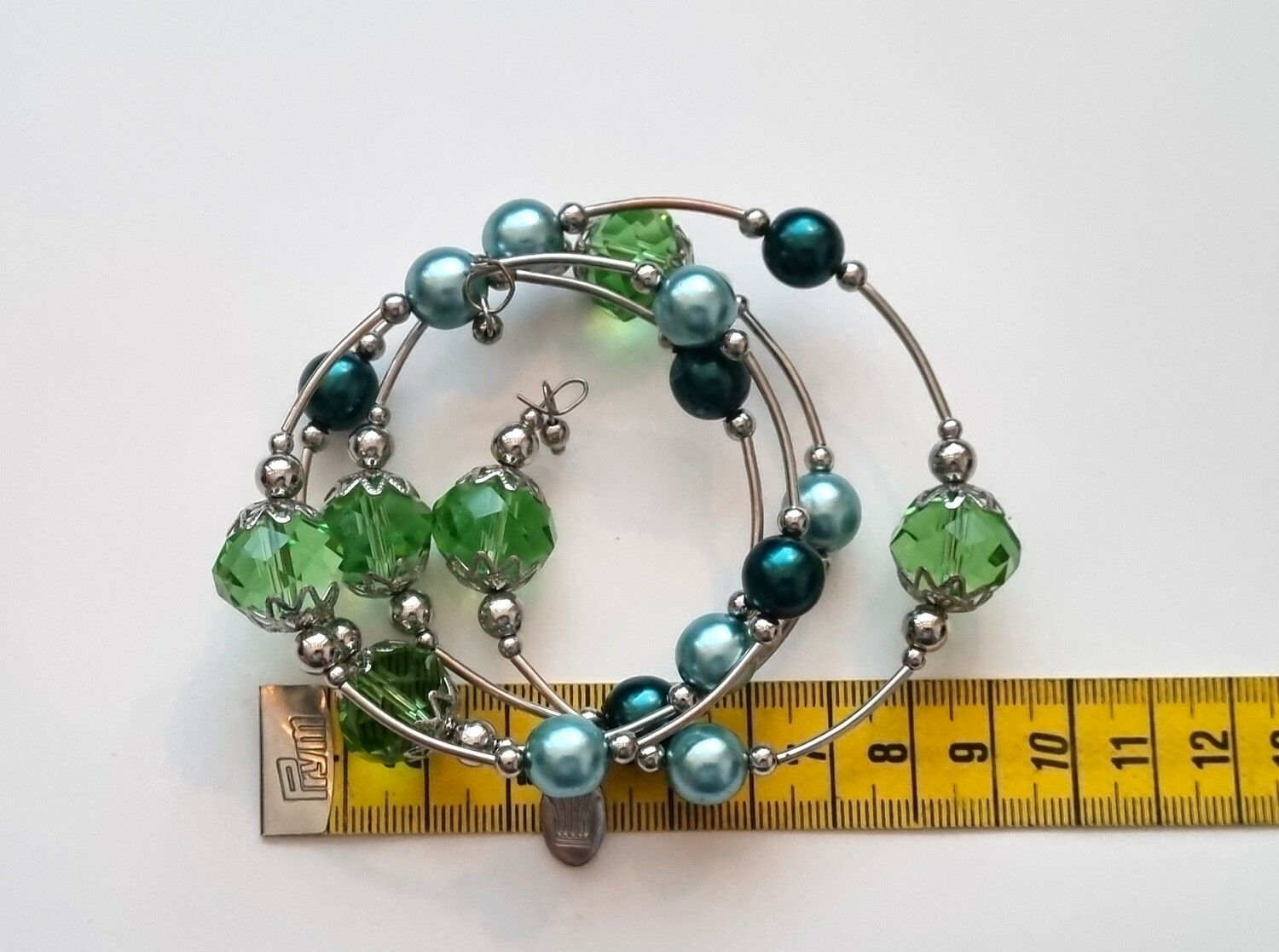 Armband i metall med gröna och turkosa pärlor