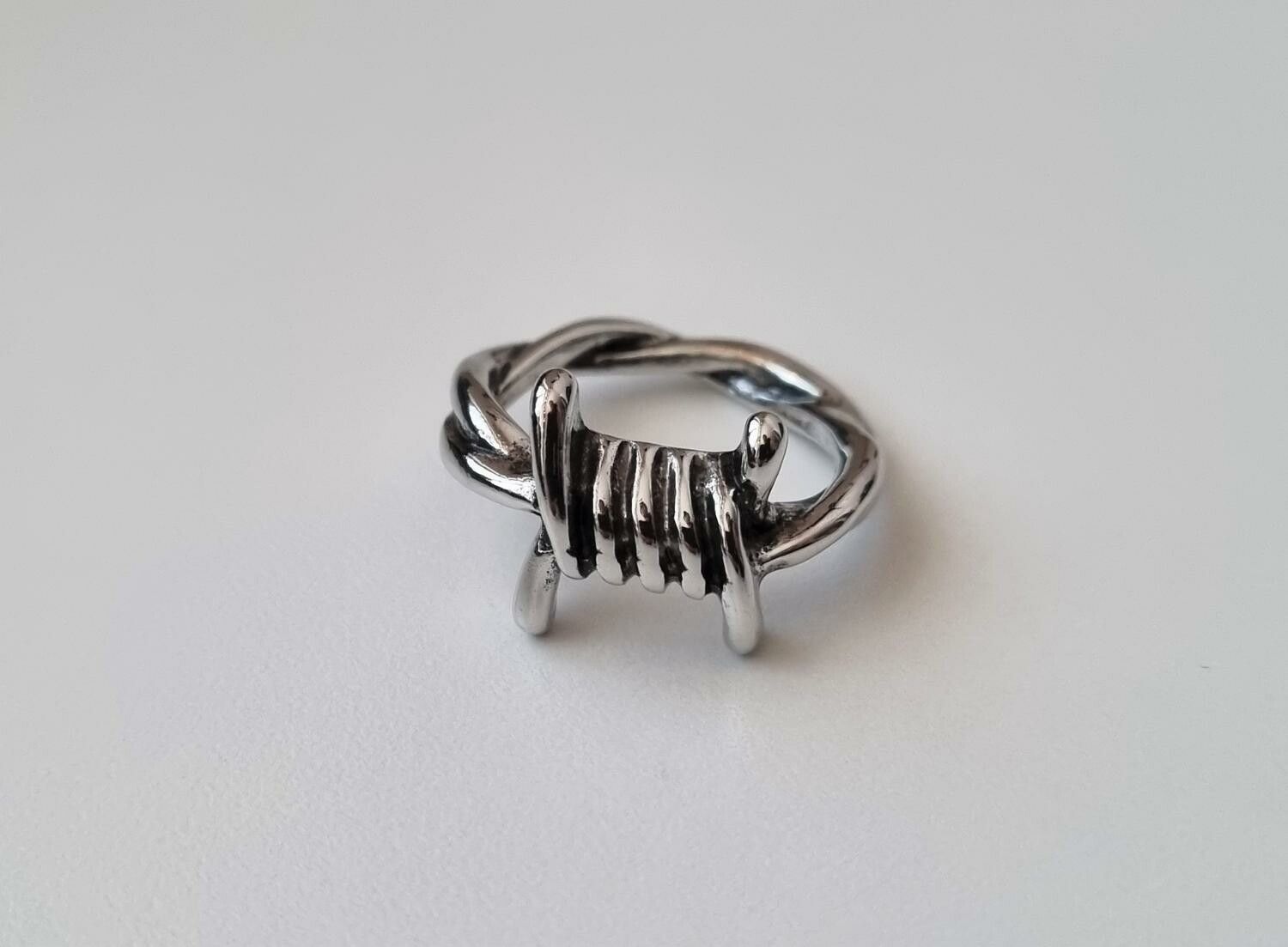 Antiksilverfärgad ring - Taggtråd (18,4 mm innermått, vikt 5 gram)