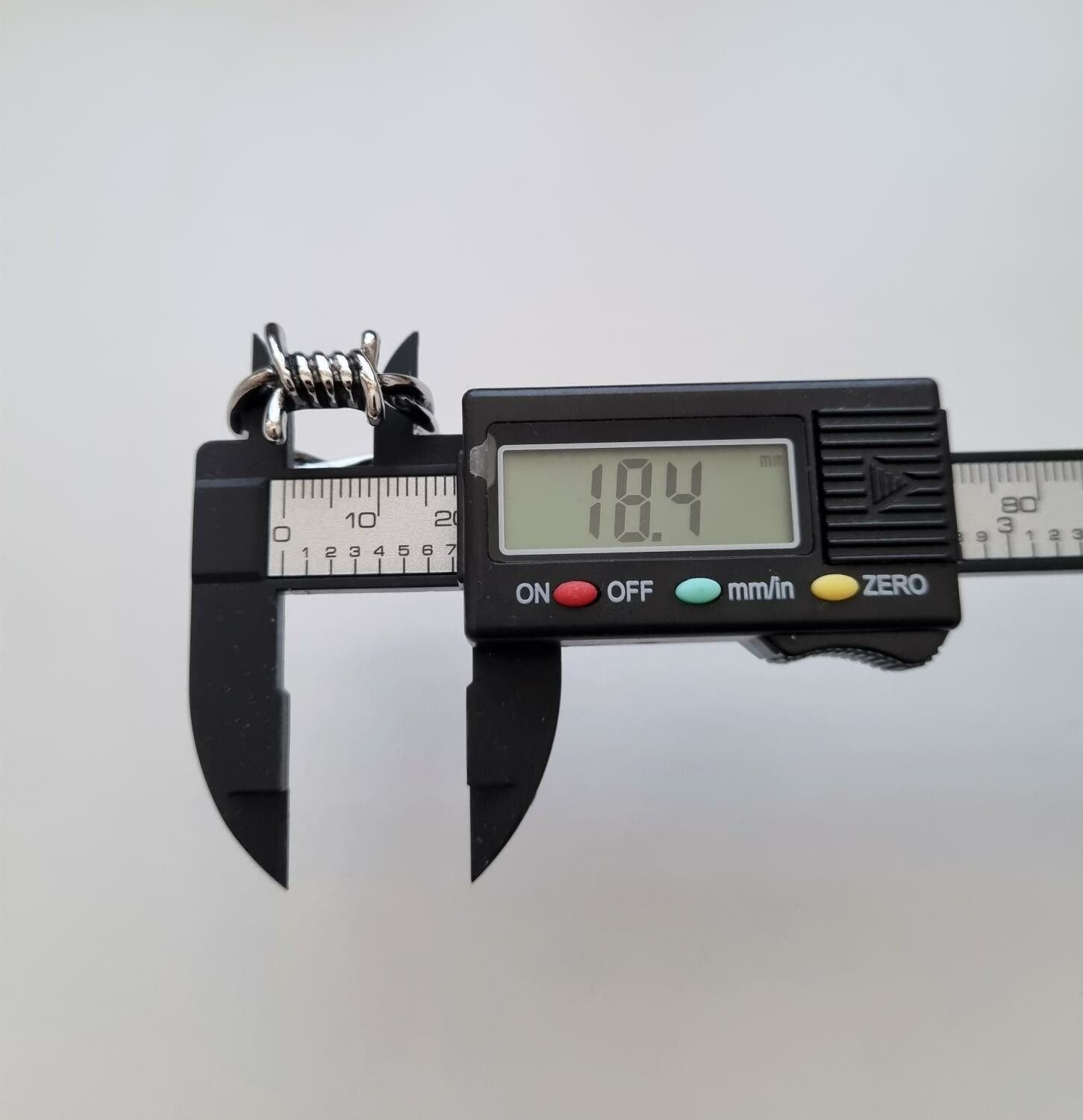Antiksilverfärgad ring - Taggtråd (18,4 mm innermått, vikt 5 gram)