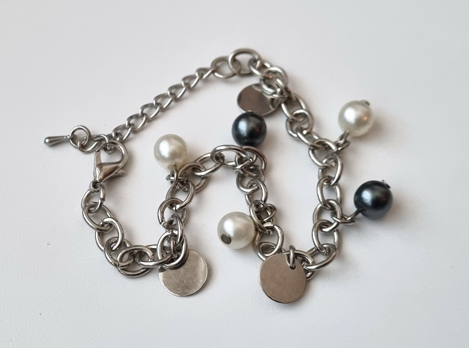 Stilrent armband med pärlor