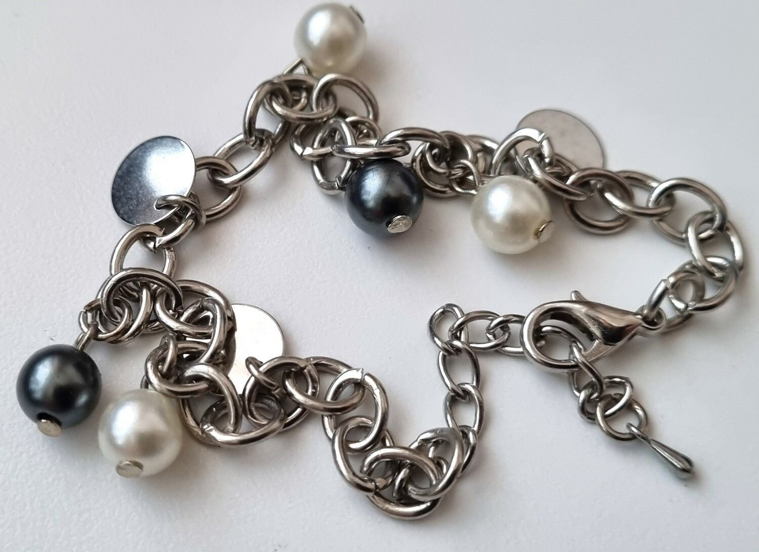 Stilrent armband med pärlor