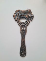 Stor och tung kapsylhållare / flasköppnare i form av en gris. 161,9 gram)