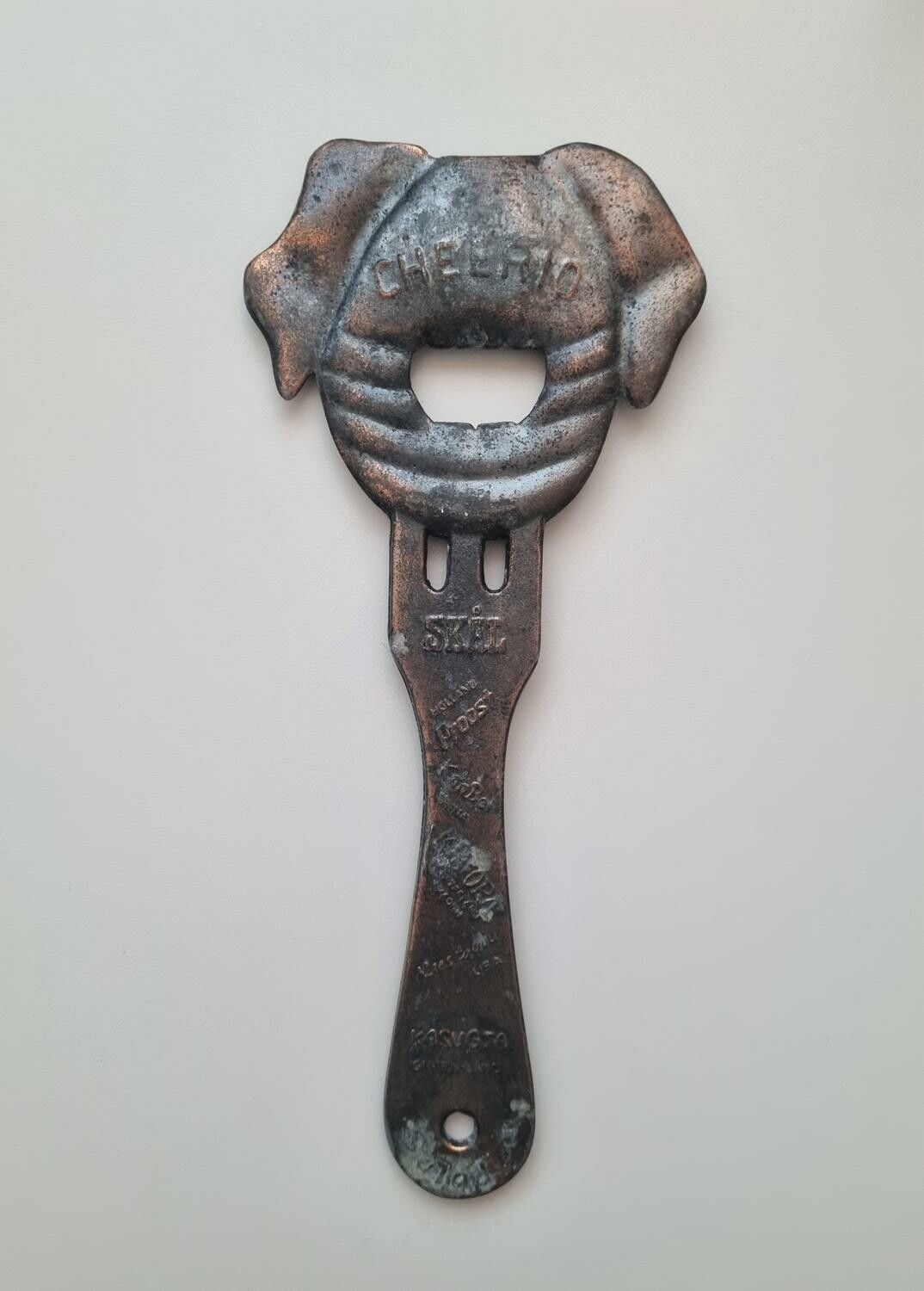 Stor och tung kapsylhållare / flasköppnare i form av en gris. 161,9 gram)