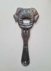 Stor och tung kapsylhållare / flasköppnare i form av en gris. 161,9 gram)