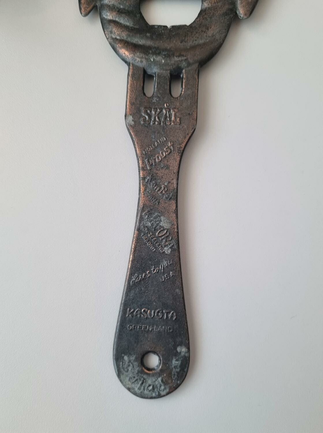 Stor och tung kapsylhållare / flasköppnare i form av en gris. 161,9 gram)