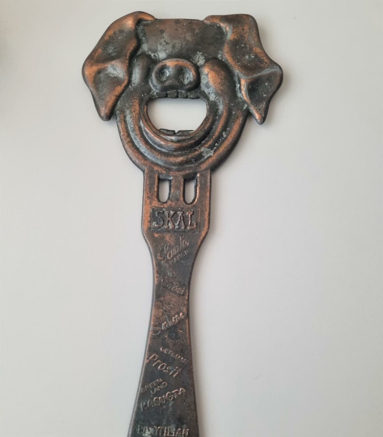 Stor och tung kapsylhållare / flasköppnare i form av en gris. 161,9 gram)