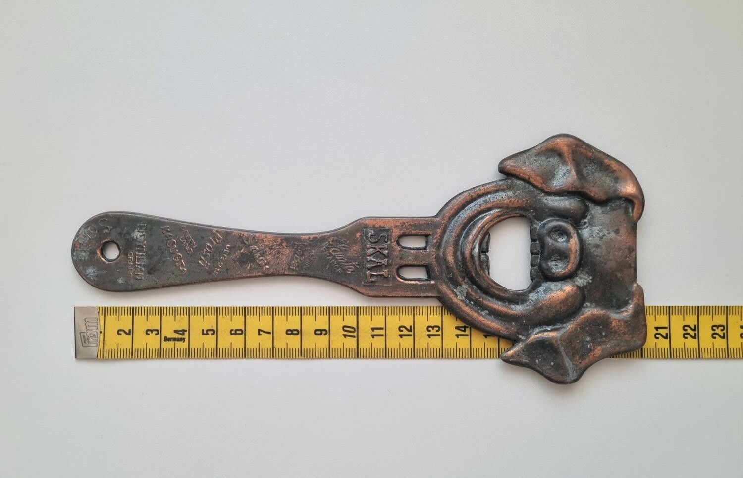 Stor och tung kapsylhållare / flasköppnare i form av en gris. 161,9 gram)