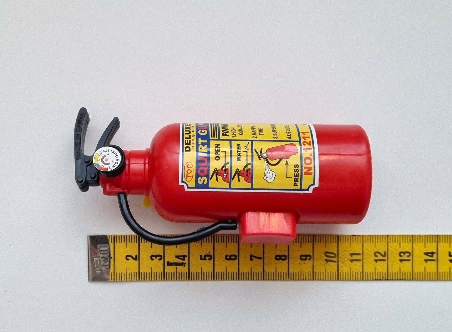 Brandsläckare, större miniatyr till dockhus / tittskåp