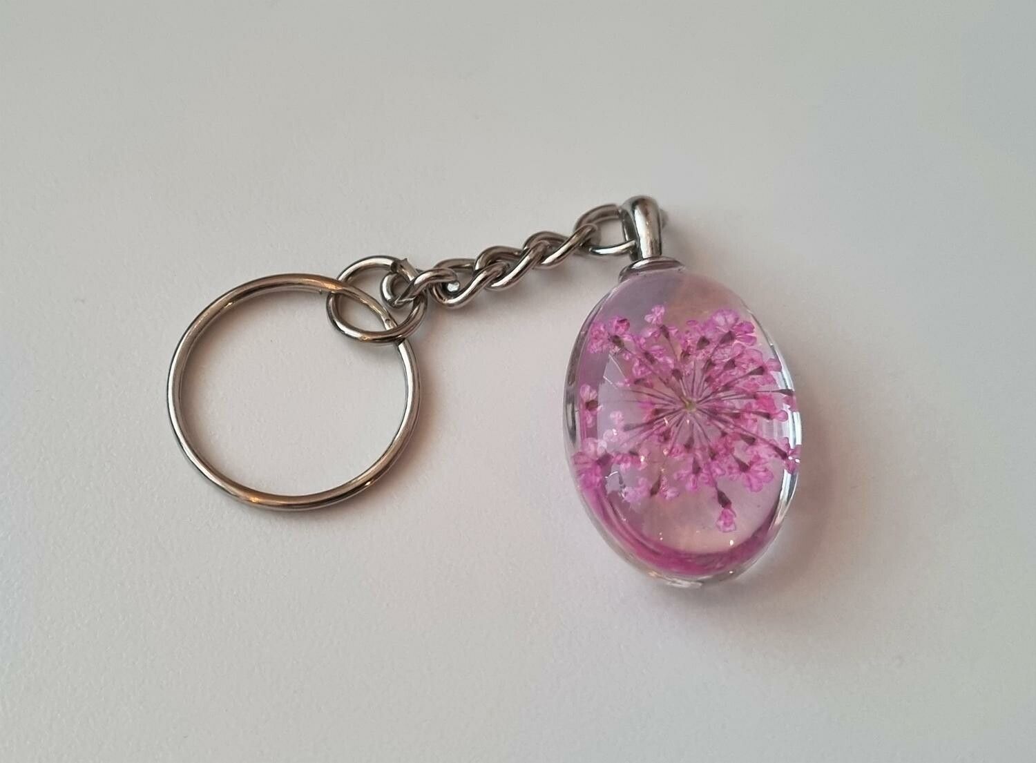 Nyckelring med oval glasberlock (lila)