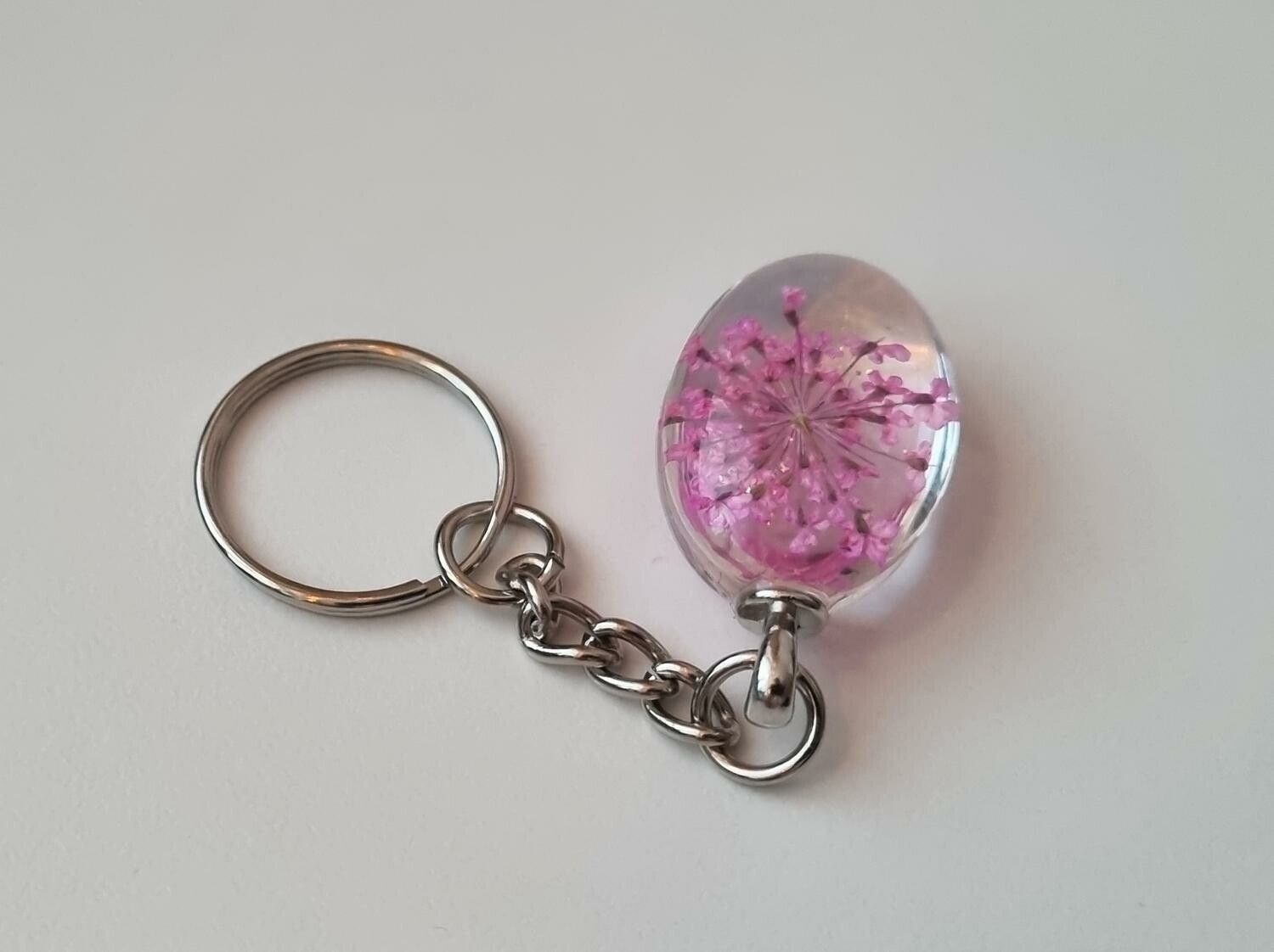 Nyckelring med oval glasberlock (lila)
