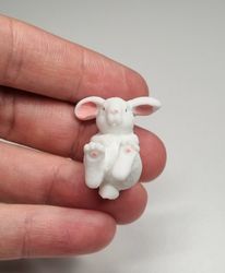 Handmålad liten kanin, minikanin miniatyr (2,9 x 2,5 cm)