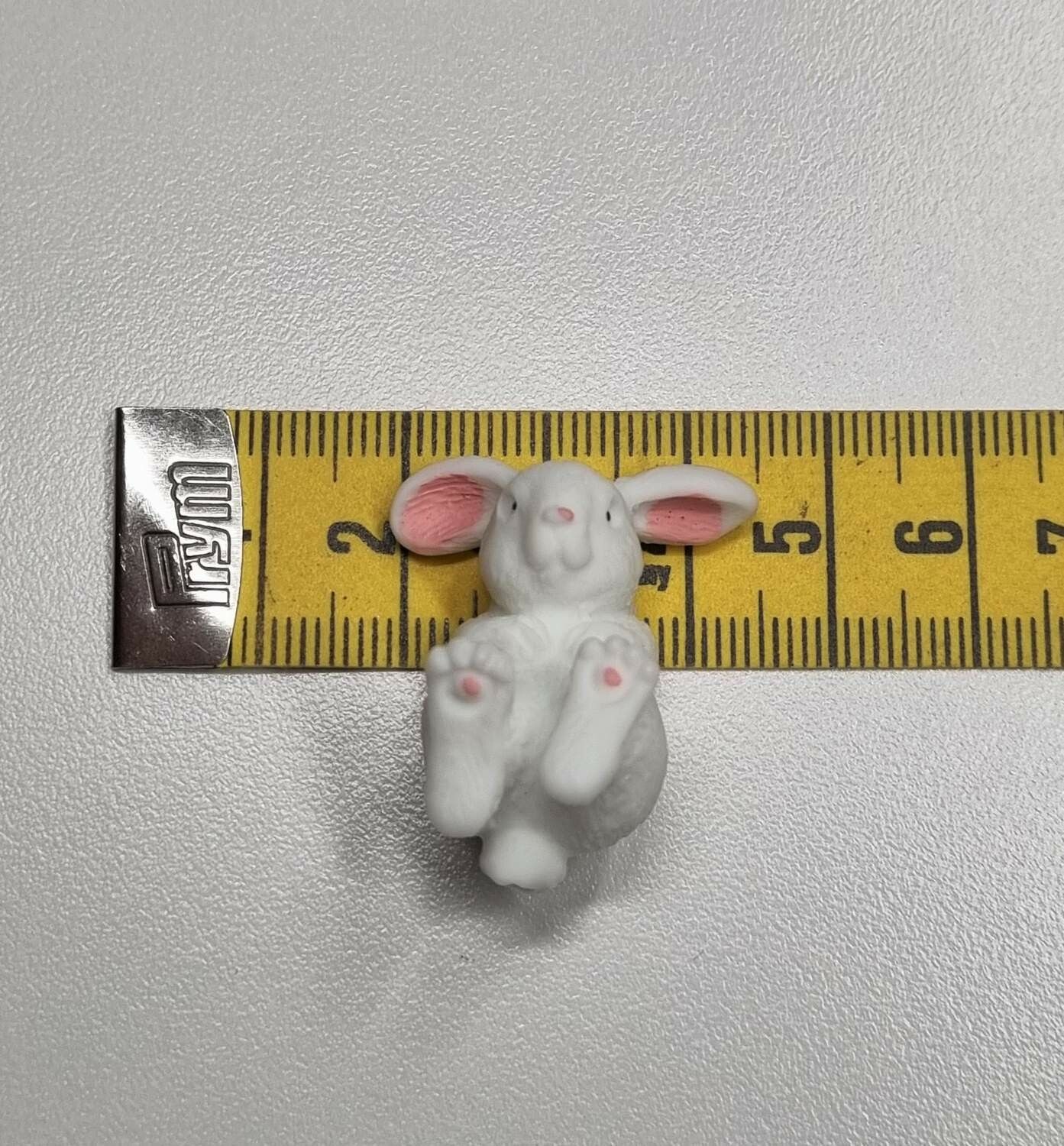 Handmålad liten kanin, minikanin miniatyr (2,9 x 2,5 cm)