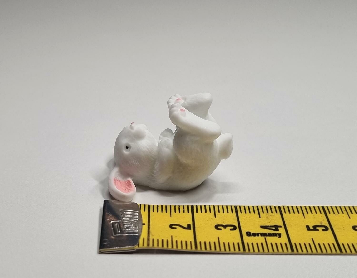 Handmålad liten kanin, minikanin miniatyr (2,9 x 2,5 cm)