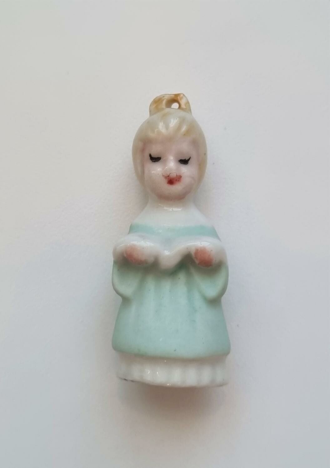 Figurin. Flicka med turkos klänning (5,4 cm hög, 16 gram)