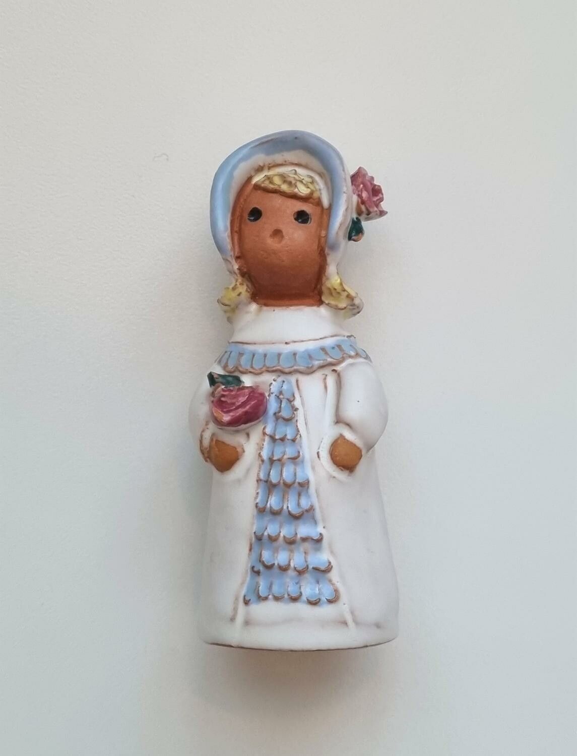 Söt figurin. Flicka som håller i en ros (7,2 cm hög, 52 gram)