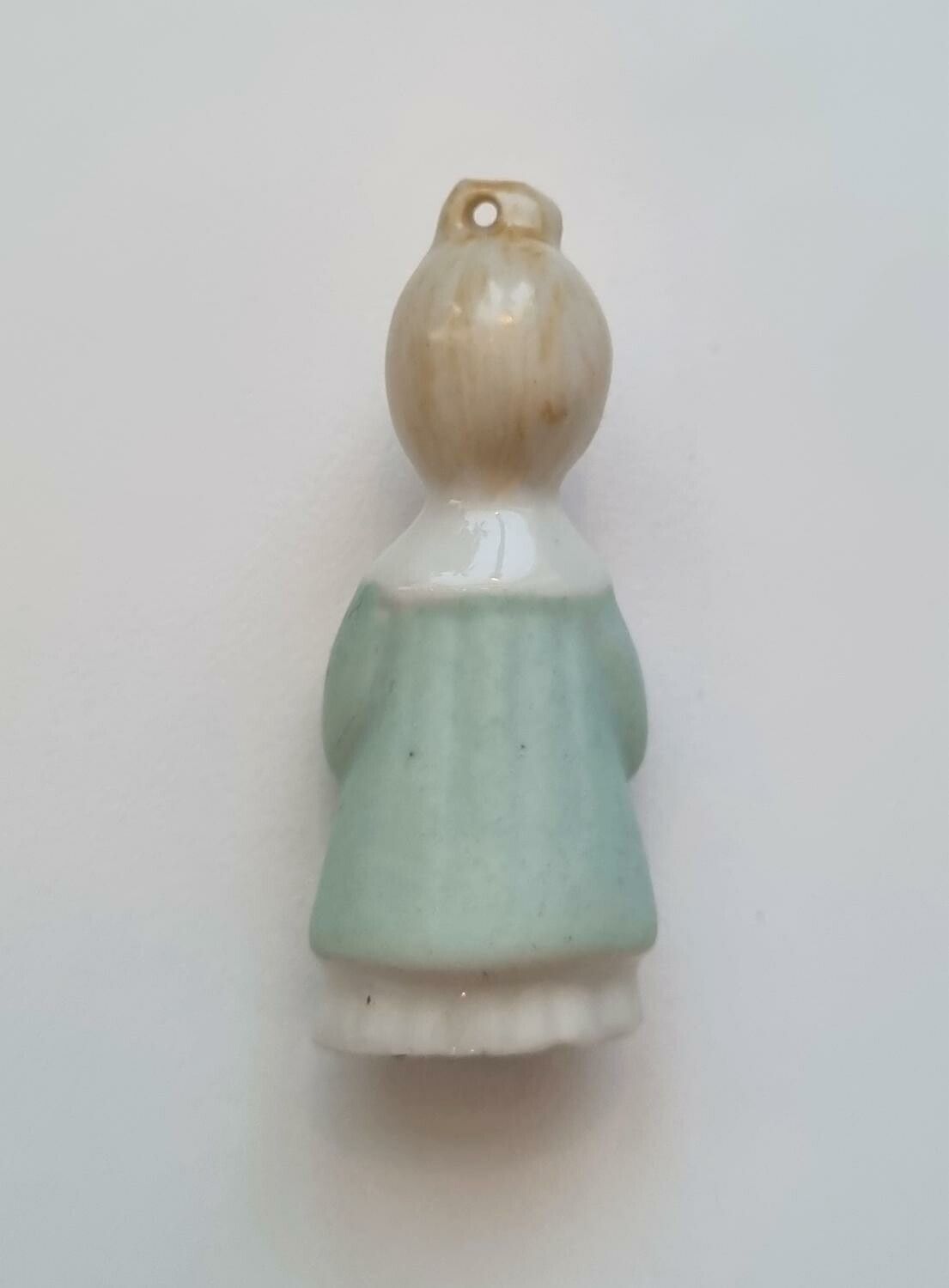 Figurin. Flicka med turkos klänning (5,4 cm hög, 16 gram)